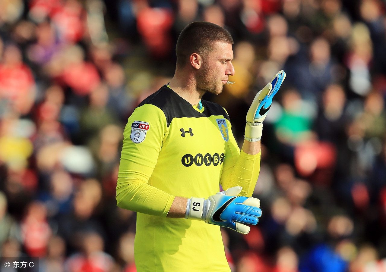 足球运动员身体素质跟普通人比,足球运动员为什么在草坪上吐痰