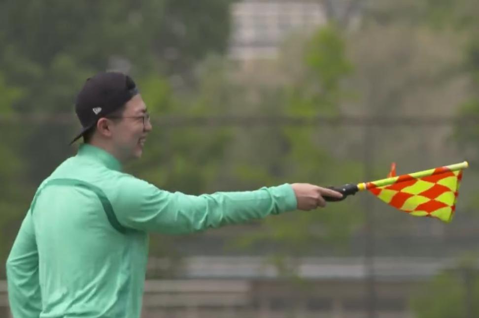 解说员喊3次结果被翻盘,解说员当裁判