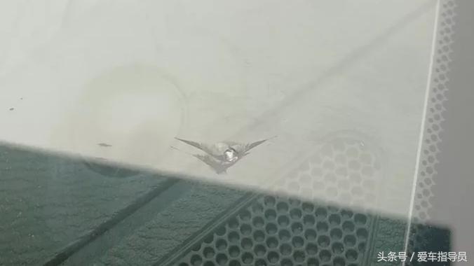 前挡被石子砸个黑点需要换吗,前挡风被石子击出裂纹是换还是修