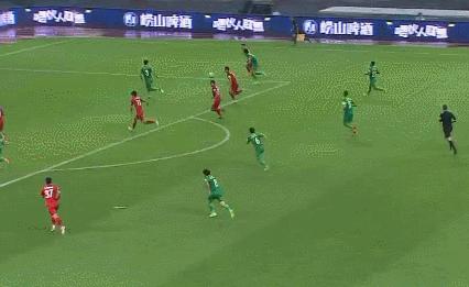 上港新援24分钟征服中超视频,中国第一前锋是哪个球员