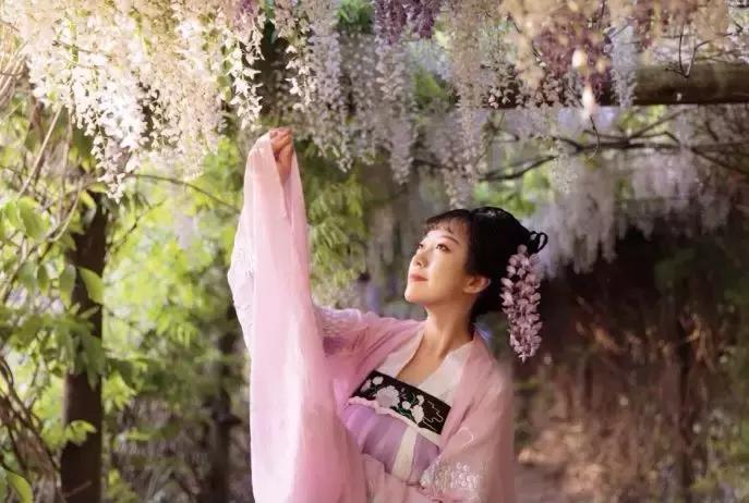 中国姑娘汉服惊呆外国人视频,中国姑娘在国外街头穿汉服惊艳了