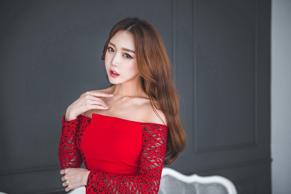 韩国女星黄色露肩连衣裙 (韩国美女露肩的裙子)