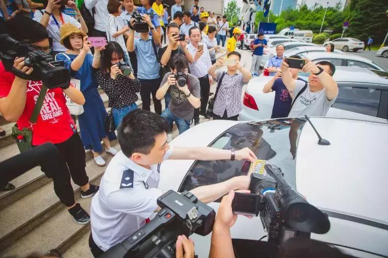 交通“零”违法，半吨汽油抱回家！