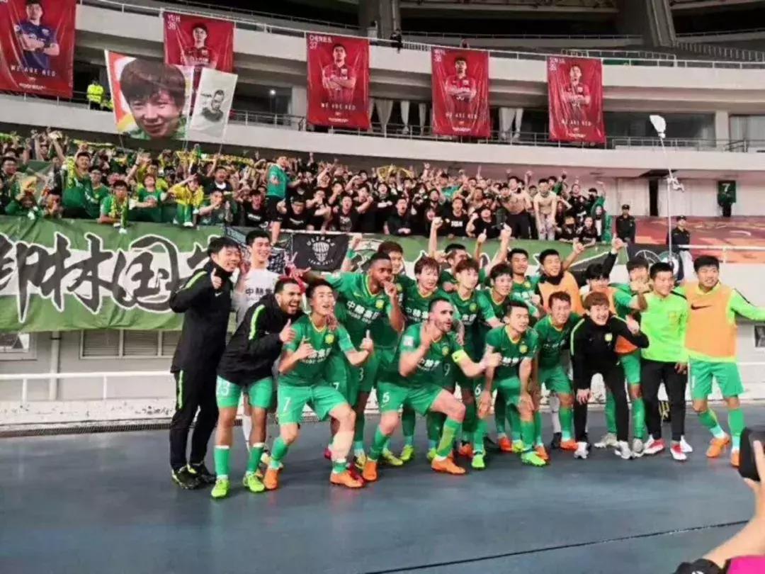 自从穿上了“国安绿”，地铁站检票的小姐姐都开始跟我套磁了