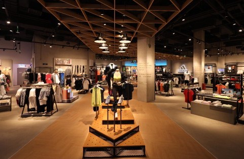 打造国内首家数字化聪颖门店，星期六这次玩得挺大｜鞋业头条5.8