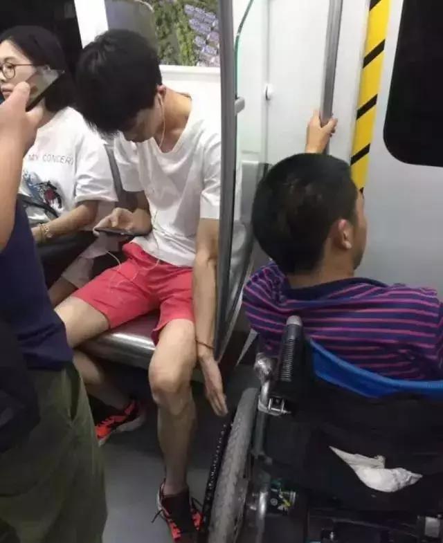 董卿你的站姿就是你的修养,董卿台上三次跪哪点值得学习