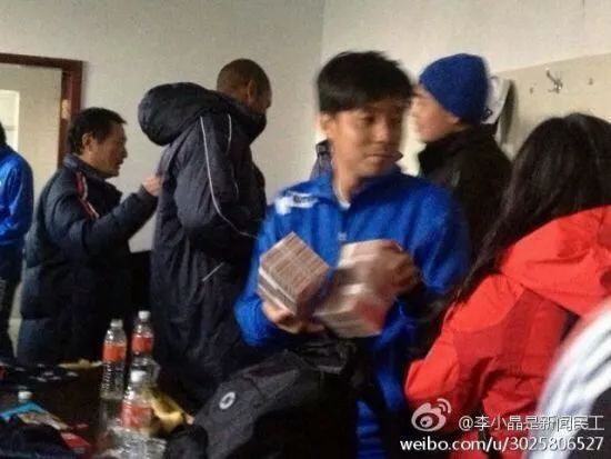 这些队赢球直接发千万现金！皮箱装钱拿着就走，更衣室钞票堆成床