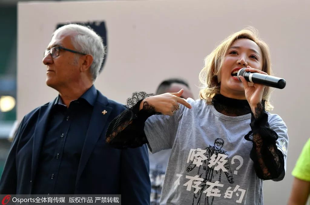 这些队赢球直接发千万现金！皮箱装钱拿着就走，更衣室钞票堆成床