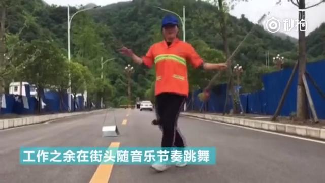 五十岁大妈鬼步舞,女子带领50岁大妈跳鬼步舞