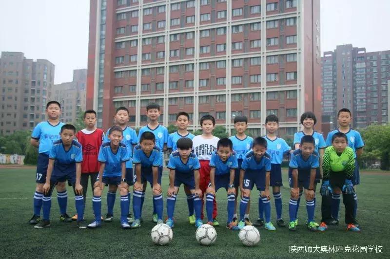 校园足球雨中竞技友谊比赛满堂喝彩