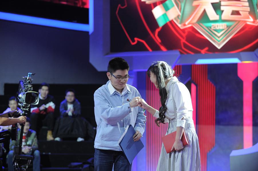 《大开眼界》解读,足球解说大会惊艳开场