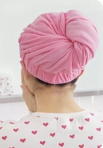 睡一觉起来头发成鸡窝,早上起来头发像鸡窝一样怎么办