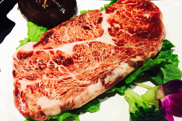 屋顶上有滋有味的火盆烤肉
