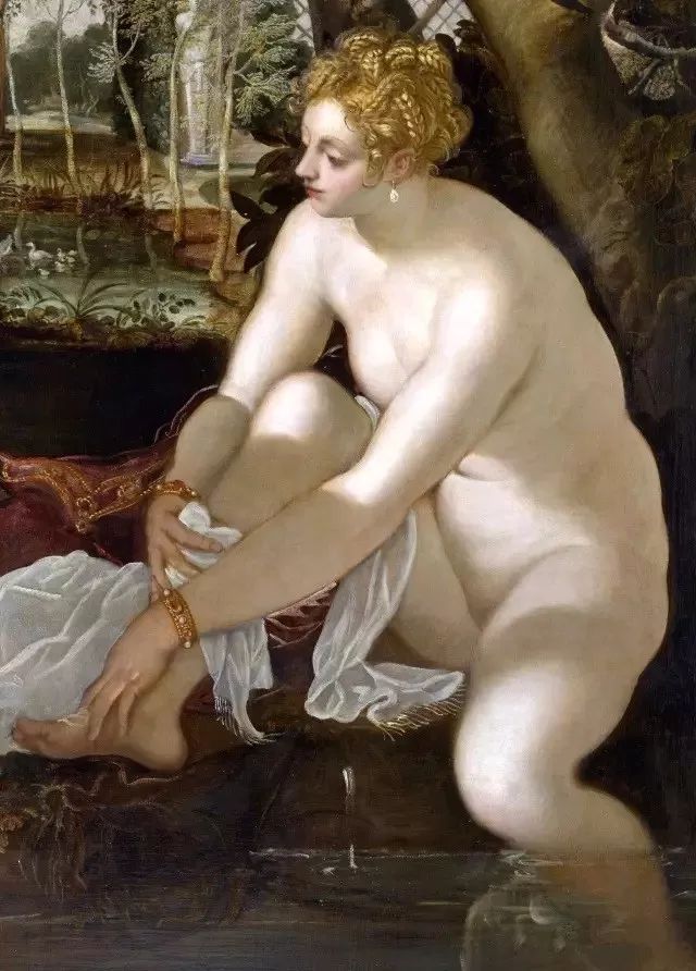 美女出浴，遭两个秃顶老头偷看！