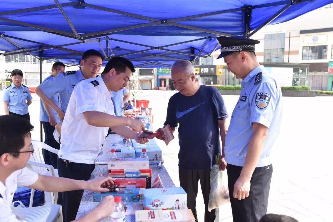 515缁忎睛瀹ｄ紶鏃ユ皯璀︽暀浣犲畧浣忛挶琚嬪瓙,涓庢皯鍚屽績涓烘偍瀹堟姢瀹ｄ紶鏍囪