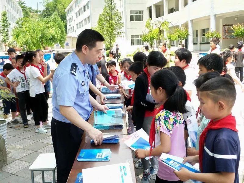 515缁忎睛瀹ｄ紶鏃ユ皯璀︽暀浣犲畧浣忛挶琚嬪瓙,涓庢皯鍚屽績涓烘偍瀹堟姢瀹ｄ紶鏍囪