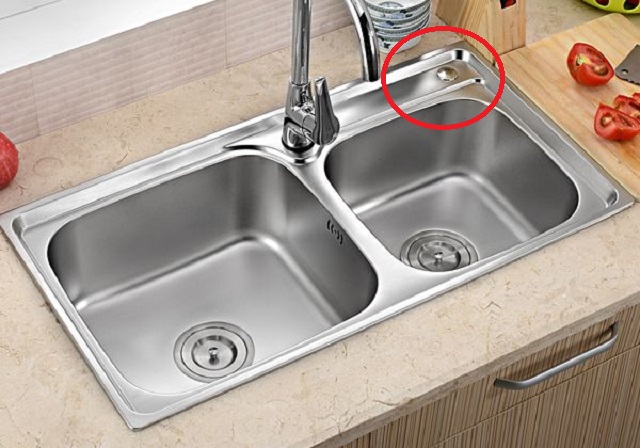 水槽这里原来有个洞生活小妙招,水槽上的这个小孔千万不要浪费了