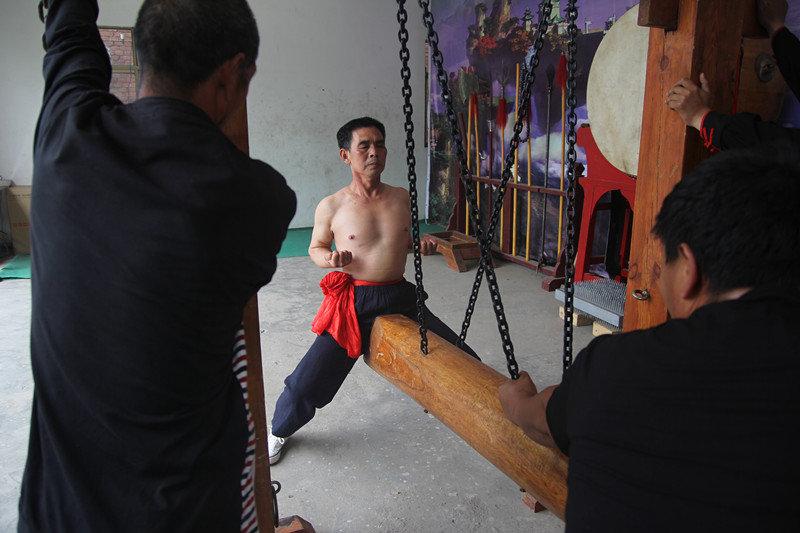 你敢用上百斤重的东西撞击裆部吗？洛阳这群人敢