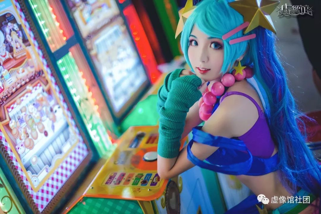 震惊！三位电玩小姐姐称霸整间游戏机室