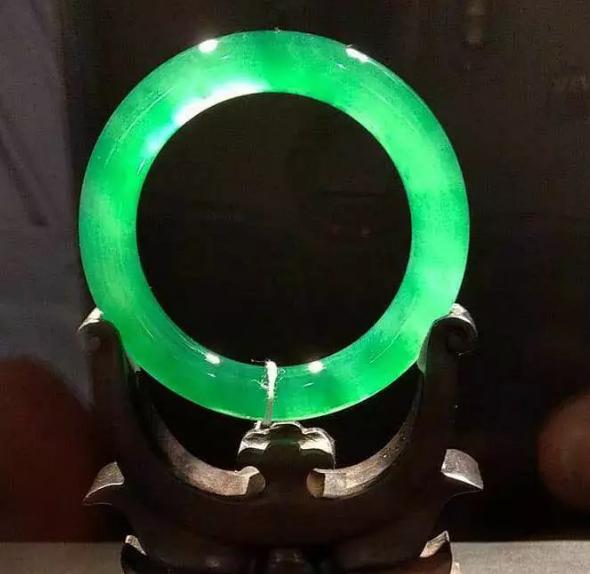 北京清代老翡翠手镯,翡翠手镯成色与价格