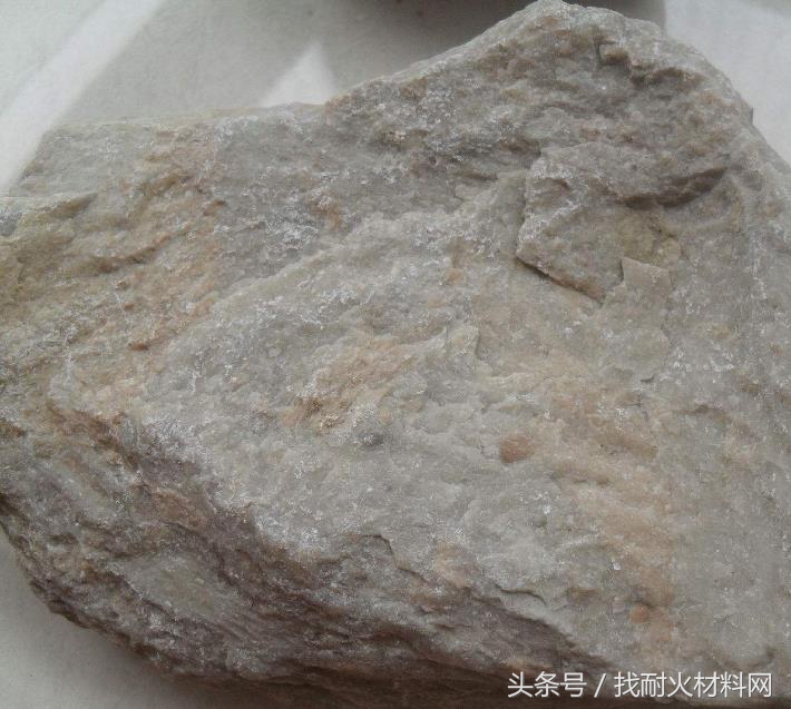 生产耐火材料的原材料需要硅石吗,耐火材料是什么原材料做的