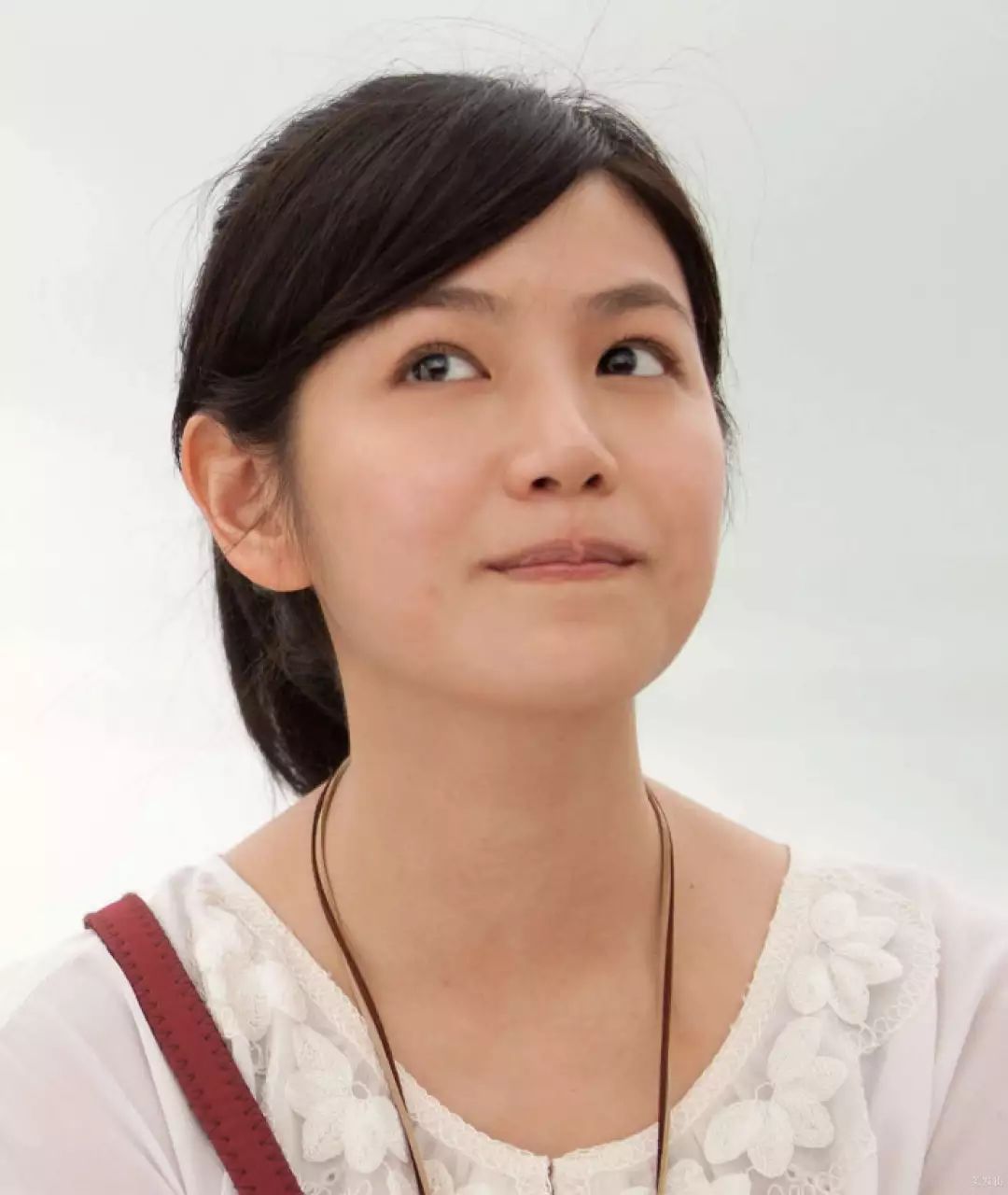 圆脸方脸不好看？是你领子没选对！陈妍希的包子脸秒变“土包子”