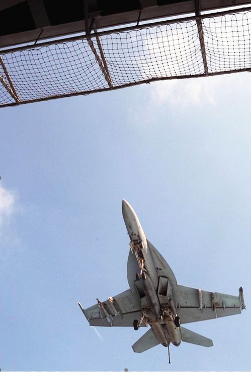 航母夜间打开探照灯,航母夜间起舞