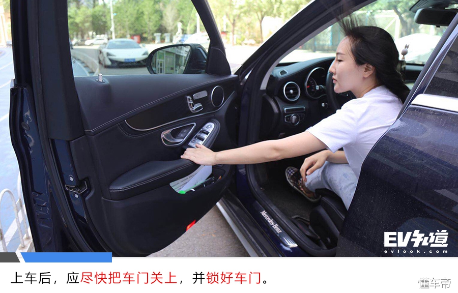 女司机被绑架后报警自救,女司机被绑架路人自救