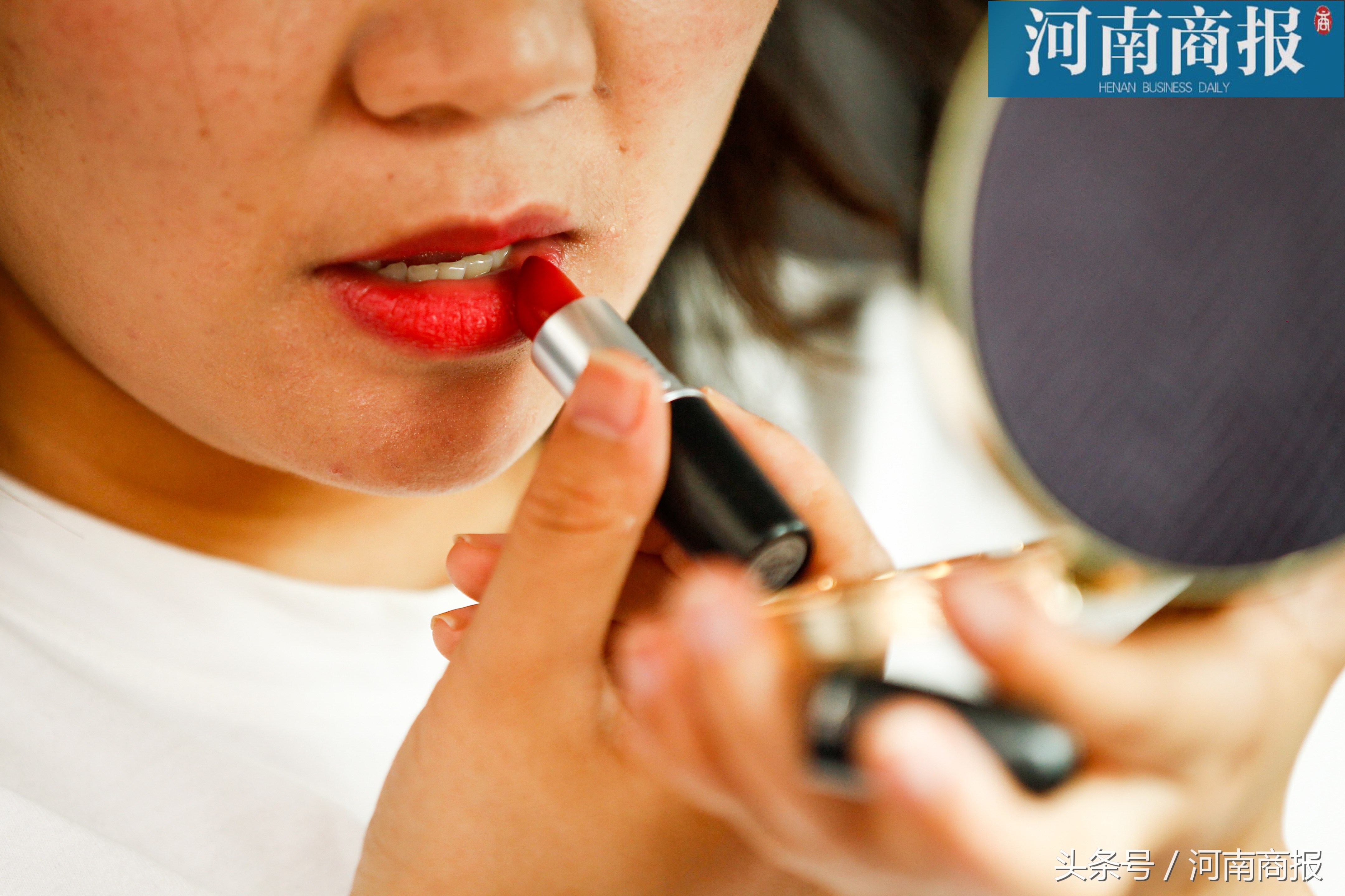 贫民窟女孩第一支大牌口红,贫穷少女的化妆台