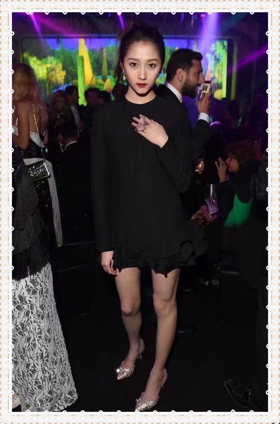 172唐嫣和173关晓彤同穿超短裙秀美腿，网友：真嫩，想摸