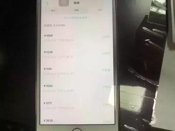 女大学生深夜宿舍开黄播被学校开除！警方：她们觉得来钱快