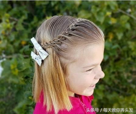 小女孩编发视频扎头发,小学生女孩扎头发简单编发麻花辫