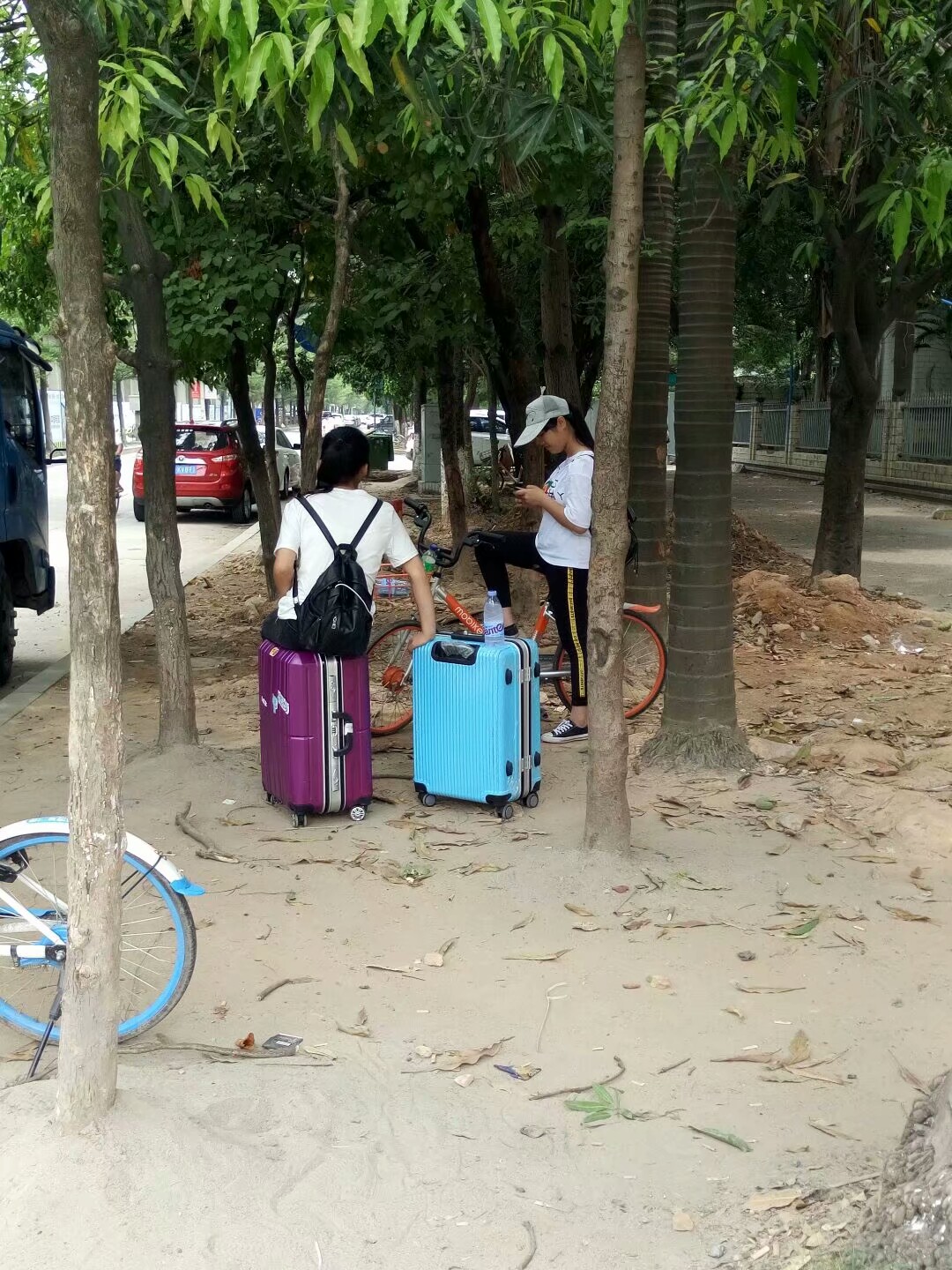 东莞长安，年轻人带着行李努力找工作，厂家给这样的工资努力招工