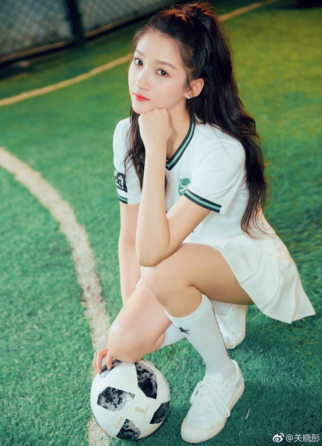鹿晗关晓彤暗戳戳的秀恩爱,关晓彤踢足球视频