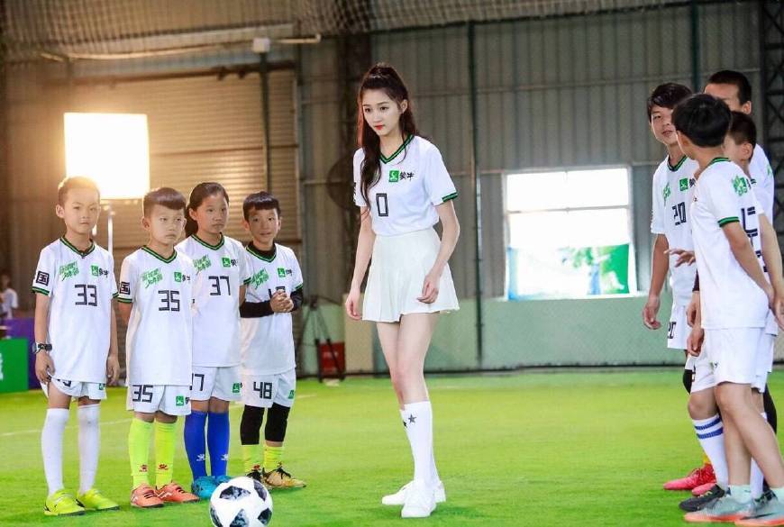 关晓彤造型回归皮裙秀出2米长腿,关晓彤长腿学生装