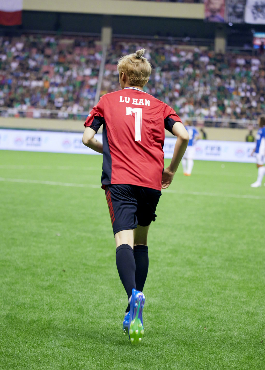 关晓彤鹿晗微博公布恋情照,关晓彤鹿晗范志毅踢球