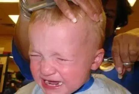 4岁宝宝理发不哭闹,如何给小孩理发不哭闹