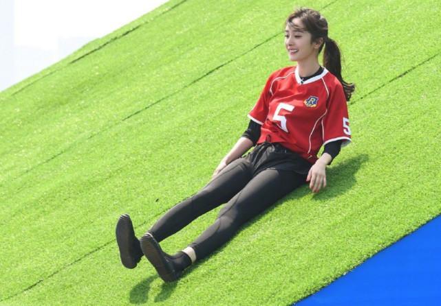 关晓彤足球高清写真,关晓彤足球装