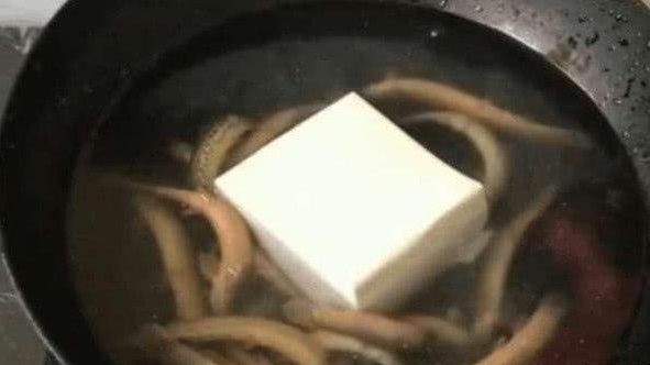 为逗女友开心，小伙做了一道名菜，泥鳅钻豆腐，结果小伙懵了