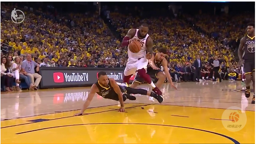 詹姆斯被犯规队友找裁判,詹姆斯被推却被裁判吹假摔