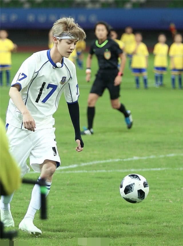 关晓彤助力奥运走秀,关晓彤亮相世界杯活动足球宝贝