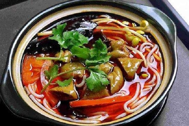 云南妹子的嘴巴红红的，究竟发生了什么！