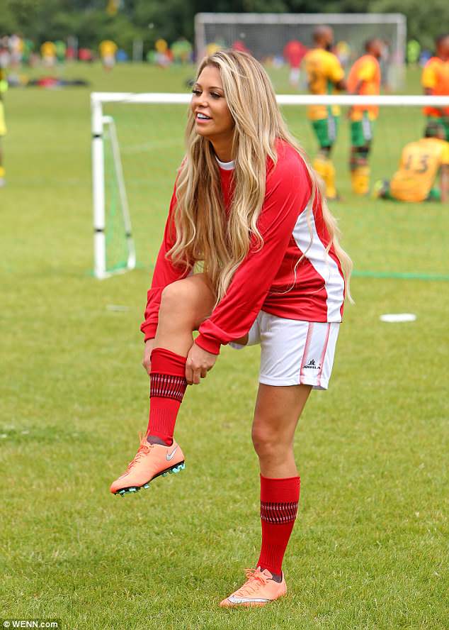 英格兰足球氛围浓啊加斯科因31岁继女助阵世界杯脚法一看练过的