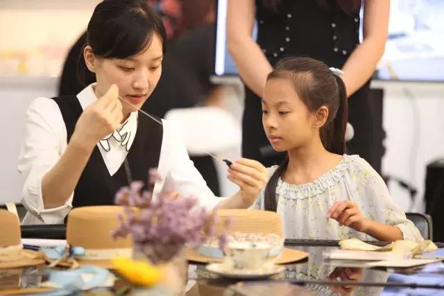 承包霉霉衣橱，这个中国小姐姐在伦敦摆着摊征服了Topshop