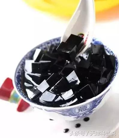 烧仙草放的是龟苓膏还是仙草,烧仙草就是龟苓膏么