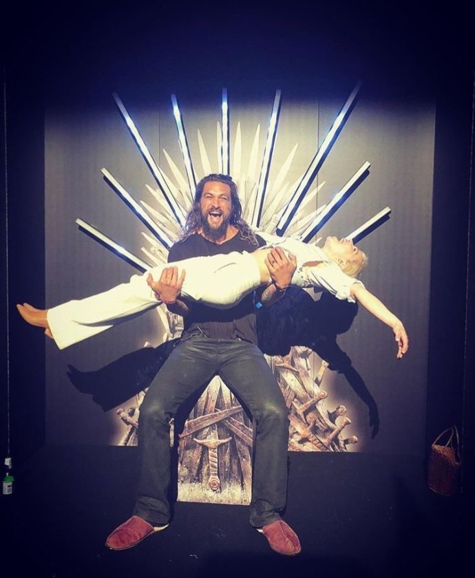 权力的游戏第八季杀青，龙母“躺尸”男艺人怀中大秀翘臀