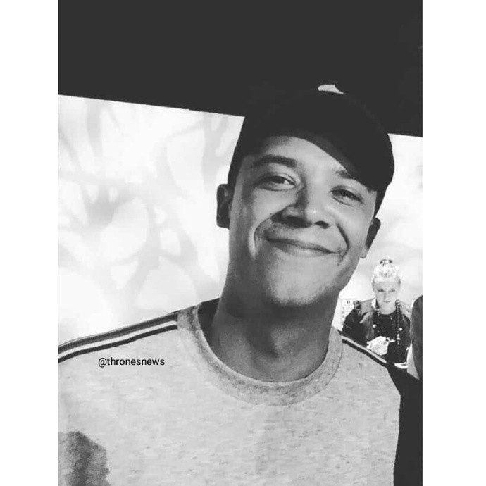 权力的游戏第八季杀青，龙母“躺尸”男艺人怀中大秀翘臀