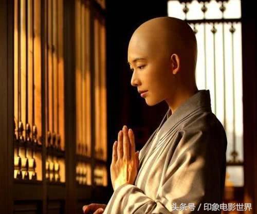 敢于挑战自己的女生,光头颜值挑战原来女生光头也很酷