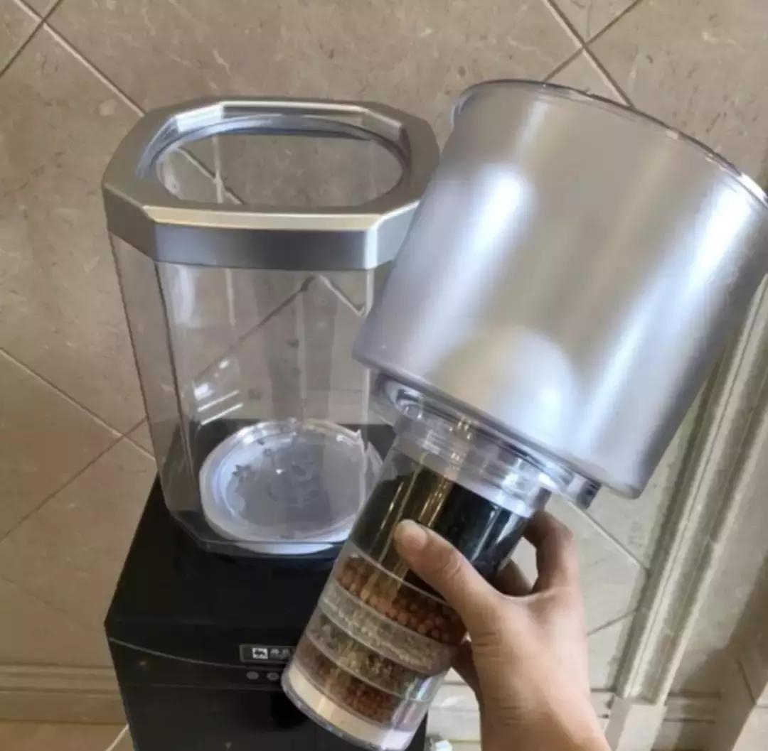 饮水机用的时间长了有脏东西,饮水机一打开就很多小蟑螂