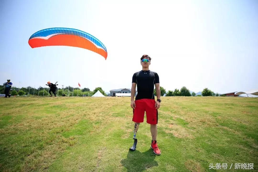 90后独腿小哥哥，弹吉他、进滑雪国家队……他的人生像超人！